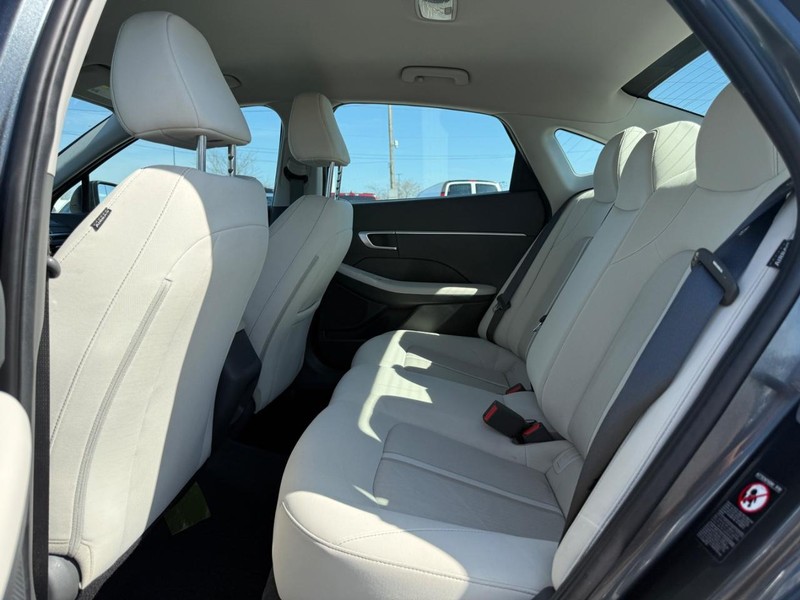 Hyundai Sonata Vehicle Full-screen Gallery Image 10