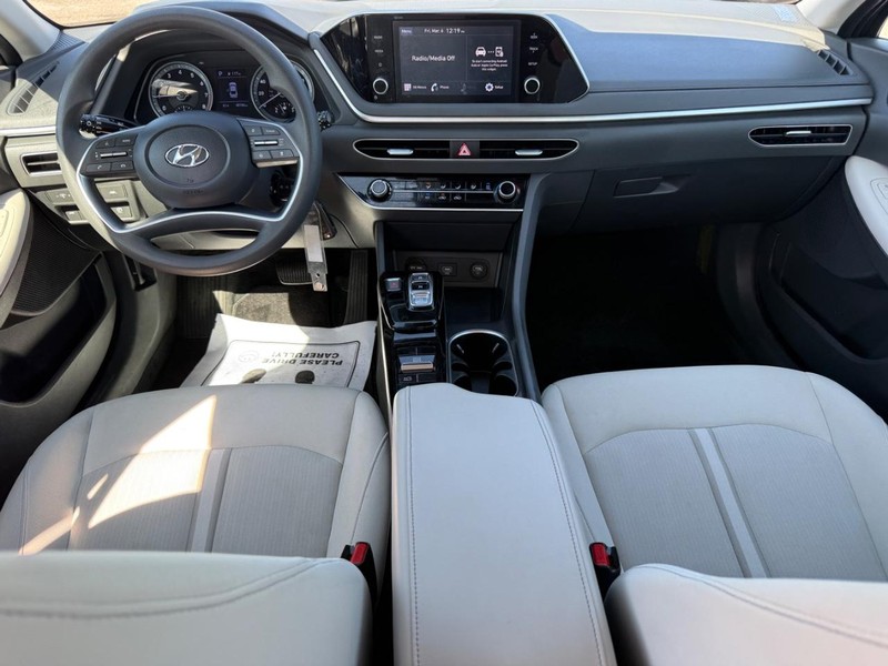 Hyundai Sonata Vehicle Full-screen Gallery Image 11