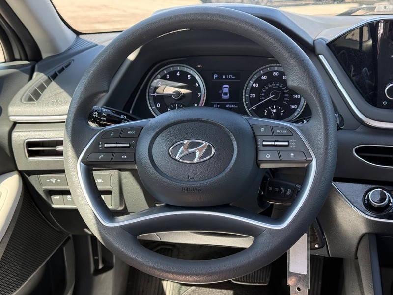 Hyundai Sonata Vehicle Full-screen Gallery Image 12