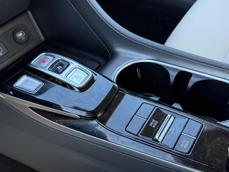 Hyundai Sonata Vehicle Full-screen Gallery Image 18