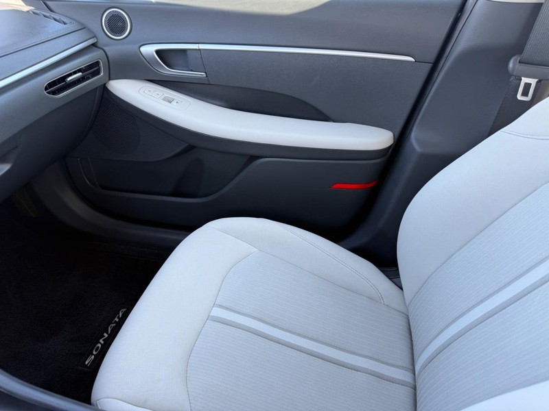 Hyundai Sonata Vehicle Full-screen Gallery Image 19