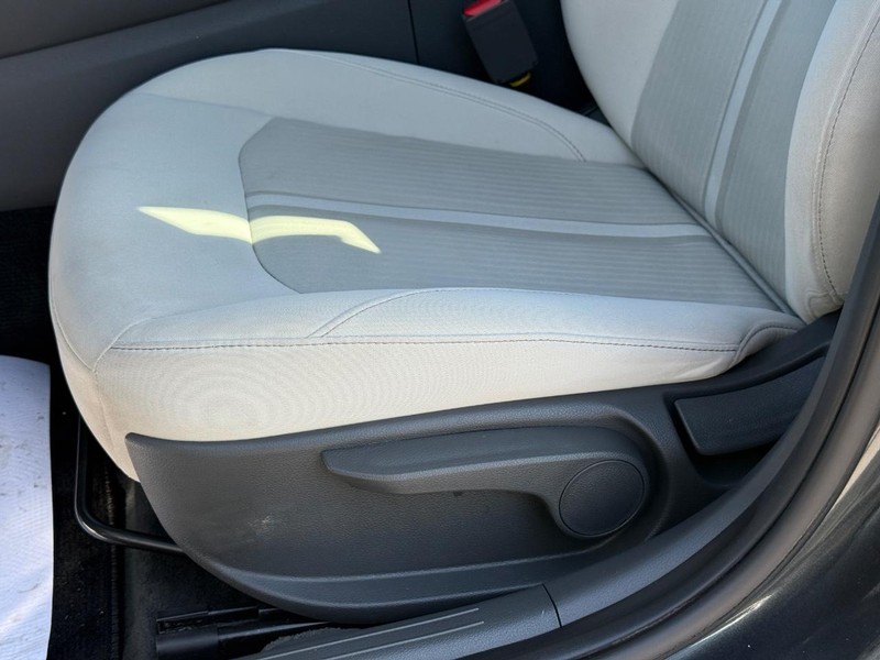 Hyundai Sonata Vehicle Full-screen Gallery Image 22