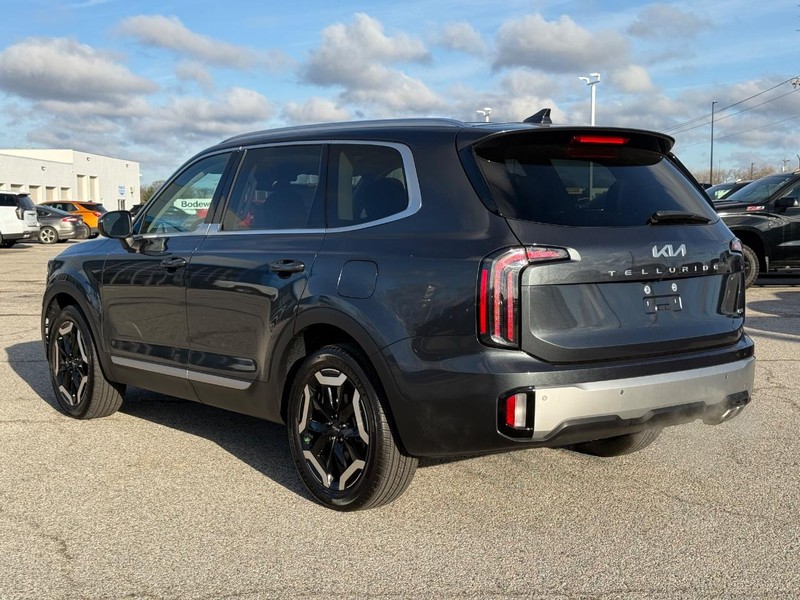 Kia Telluride Vehicle Full-screen Gallery Image 3