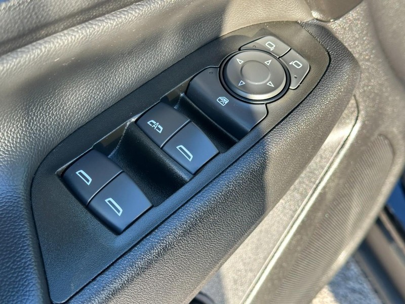 Chevrolet Equinox Vehicle Full-screen Gallery Image 15