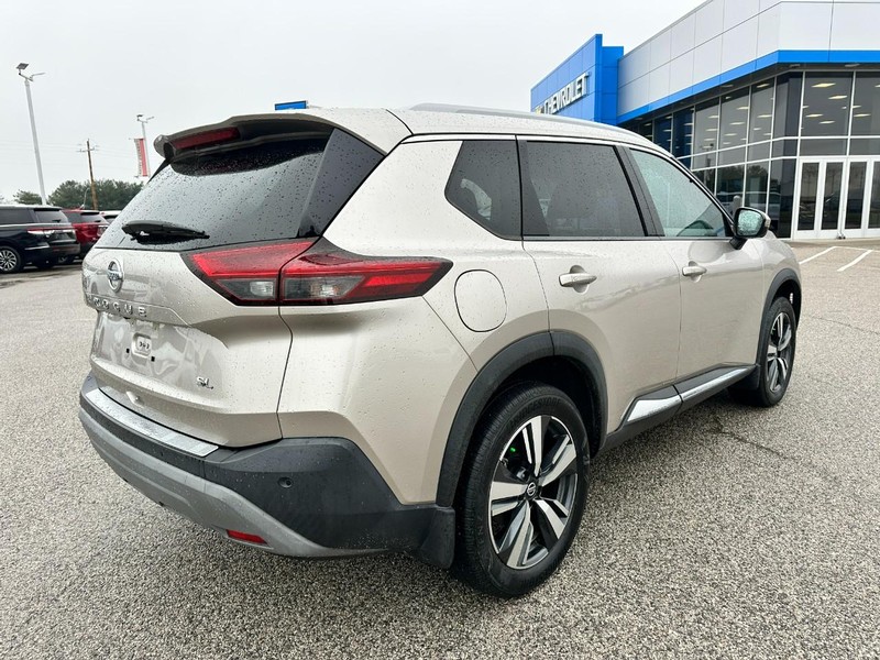 Nissan Rogue Vehicle Full-screen Gallery Image 7