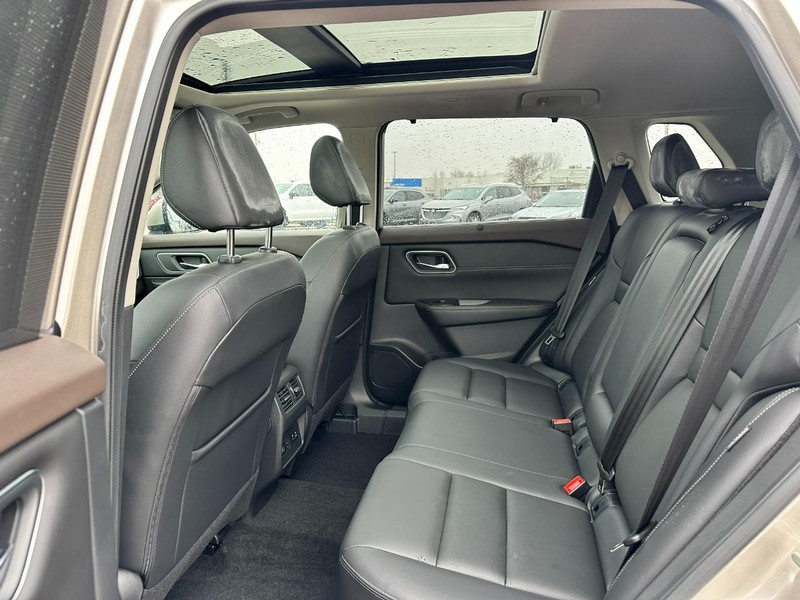 Nissan Rogue Vehicle Full-screen Gallery Image 10