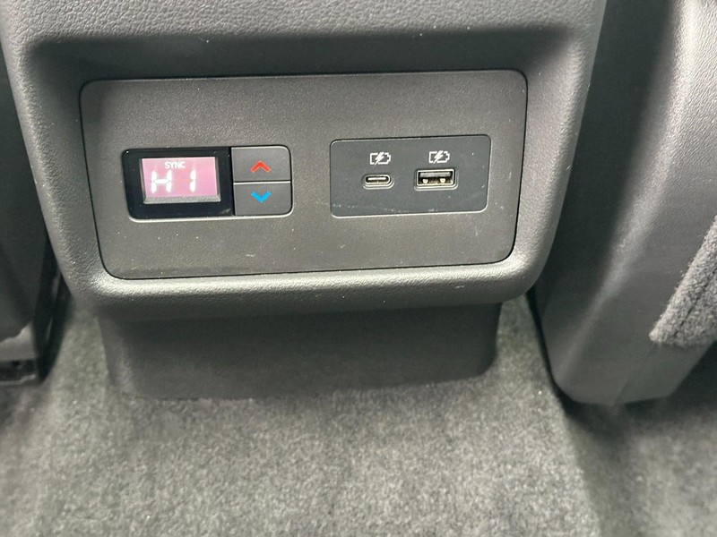 Nissan Rogue Vehicle Full-screen Gallery Image 11