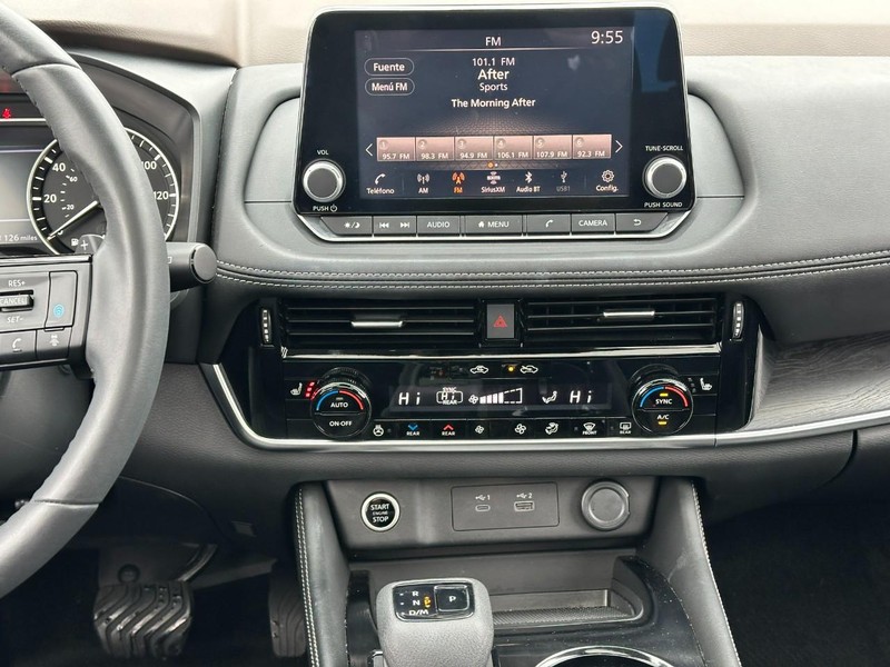 Nissan Rogue Vehicle Full-screen Gallery Image 15