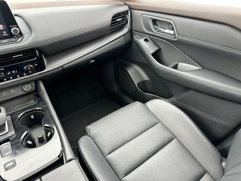 Nissan Rogue Vehicle Full-screen Gallery Image 17