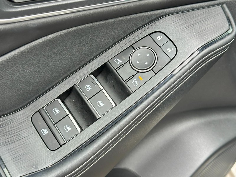 Nissan Rogue Vehicle Full-screen Gallery Image 18