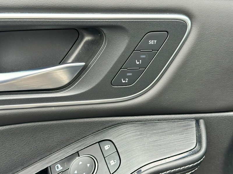 Nissan Rogue Vehicle Full-screen Gallery Image 19