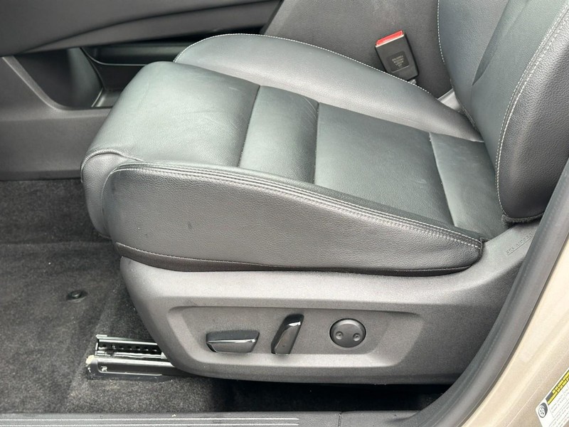 Nissan Rogue Vehicle Full-screen Gallery Image 20