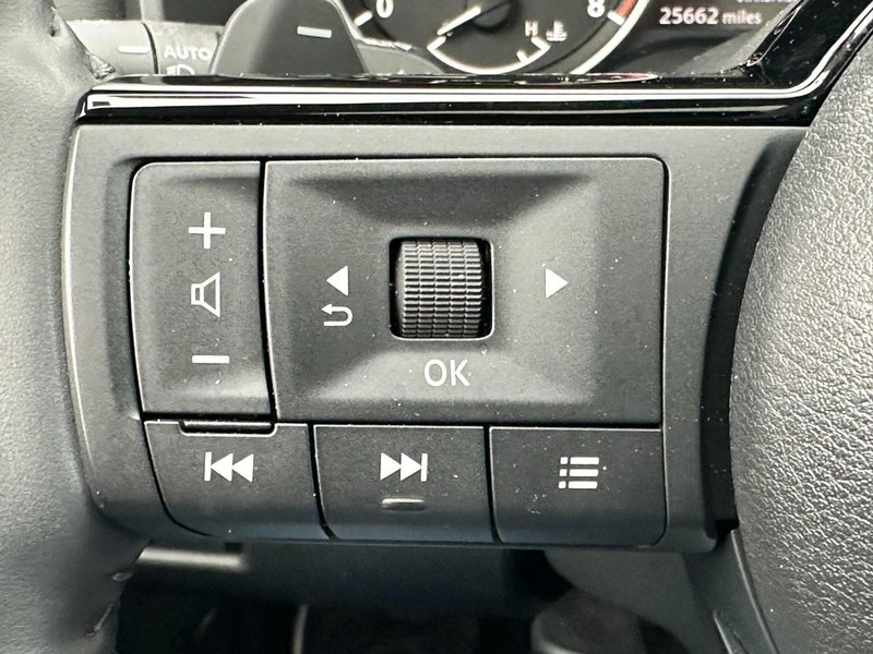 Nissan Rogue Vehicle Full-screen Gallery Image 21