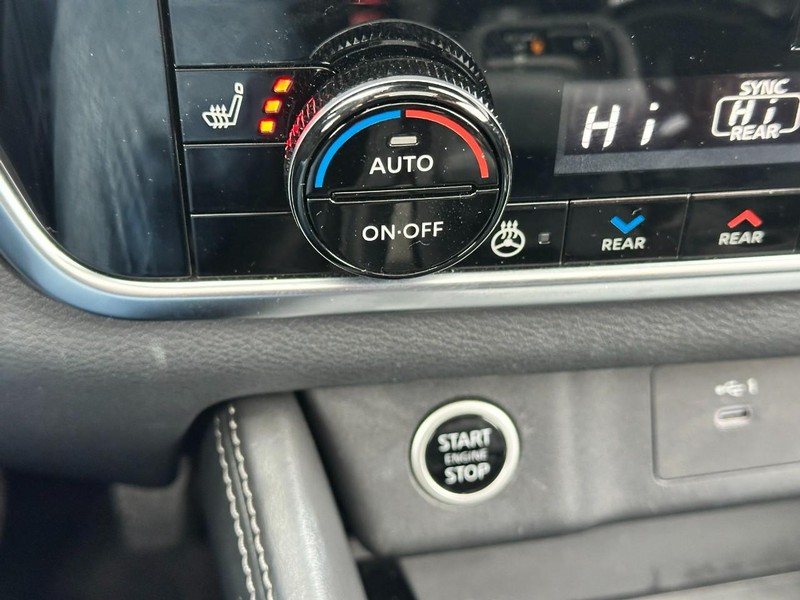 Nissan Rogue Vehicle Full-screen Gallery Image 24