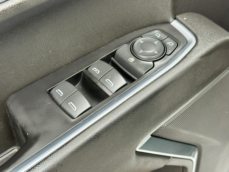 Chevrolet Silverado 1500 Vehicle Full-screen Gallery Image 16