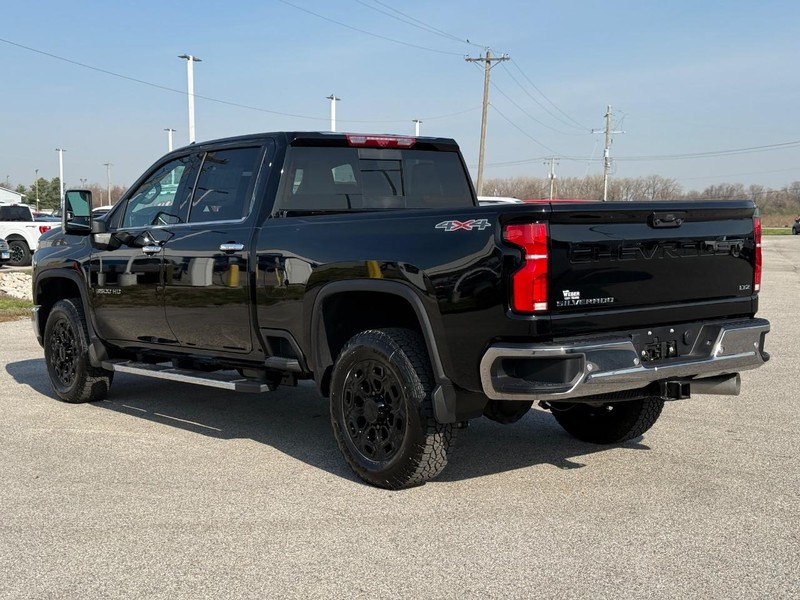Chevrolet Silverado 3500HD Vehicle Full-screen Gallery Image 3