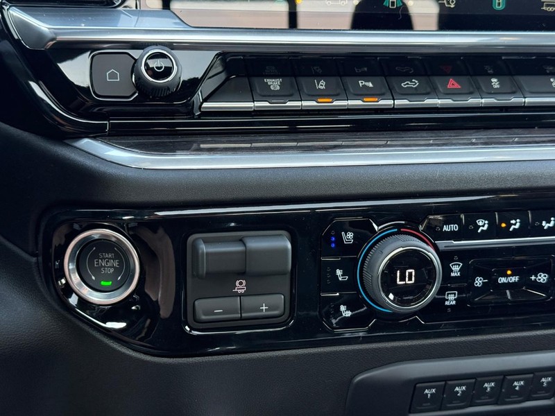 Chevrolet Silverado 3500HD Vehicle Full-screen Gallery Image 14