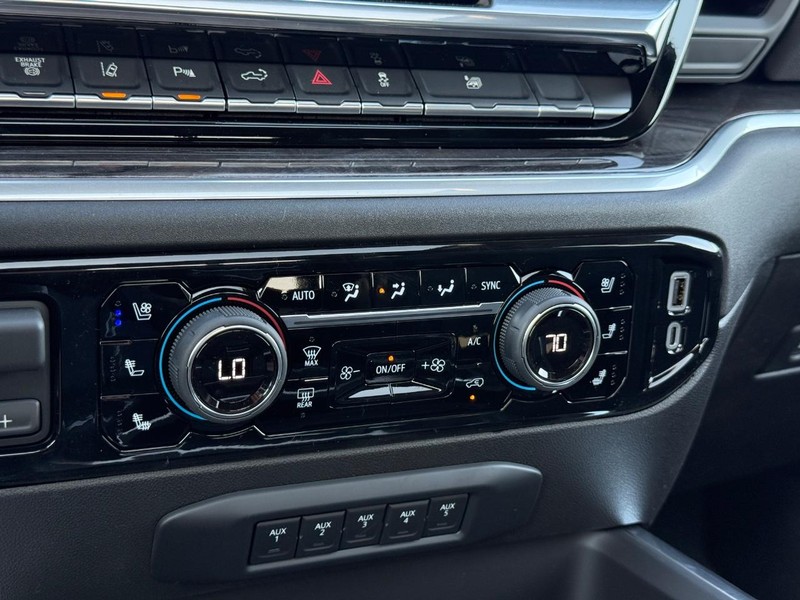 Chevrolet Silverado 3500HD Vehicle Full-screen Gallery Image 15