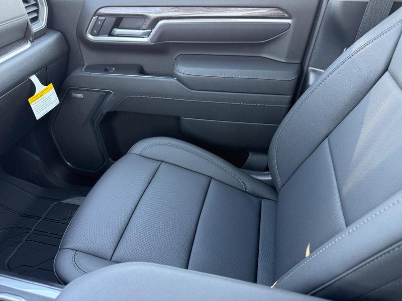 Chevrolet Silverado 3500HD Vehicle Full-screen Gallery Image 16