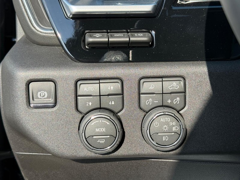 Chevrolet Silverado 3500HD Vehicle Full-screen Gallery Image 17