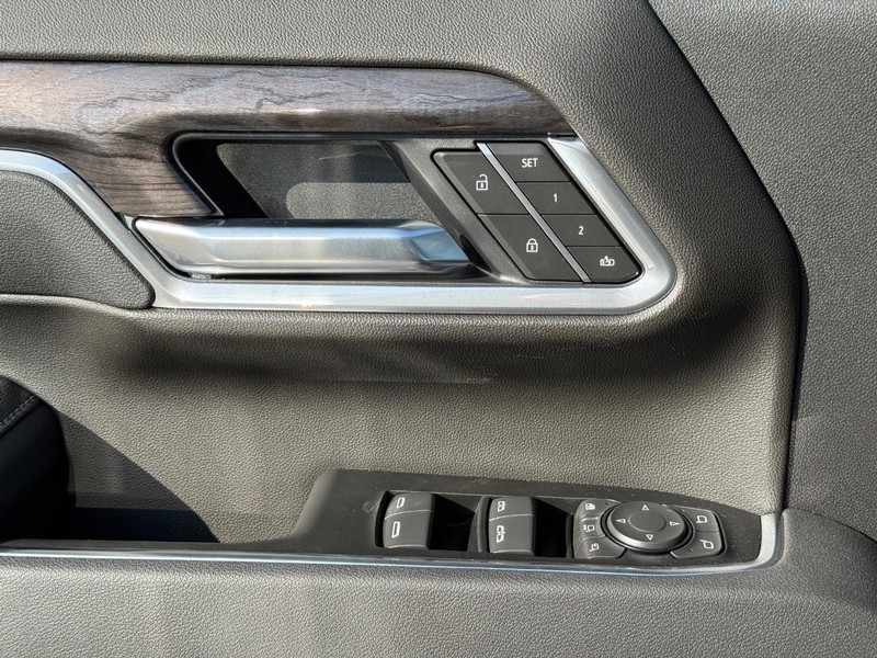 Chevrolet Silverado 3500HD Vehicle Full-screen Gallery Image 19