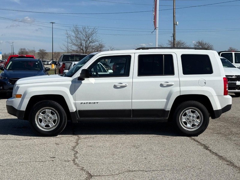 Jeep Patriot Vehicle Full-screen Gallery Image 2