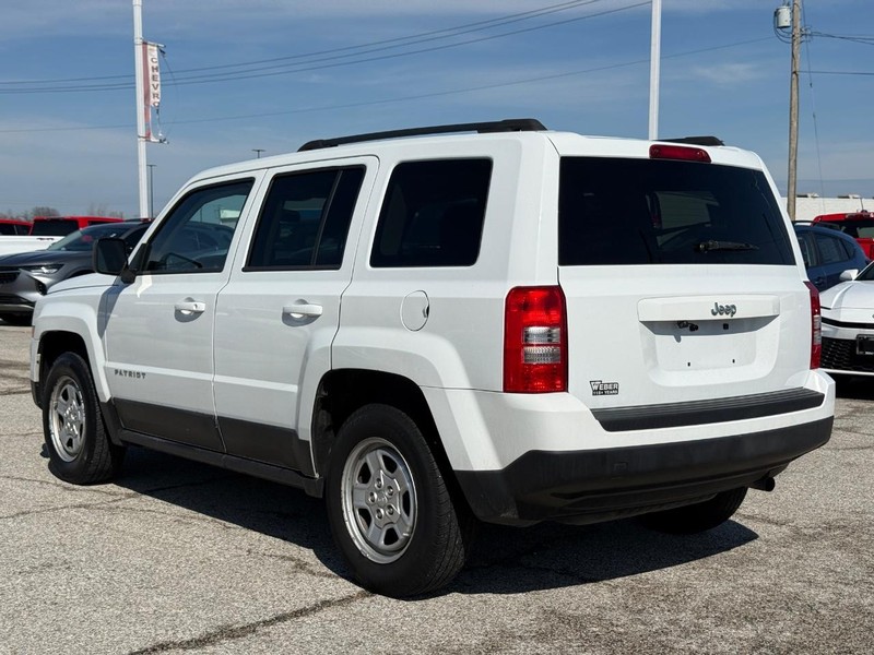 Jeep Patriot Vehicle Full-screen Gallery Image 3
