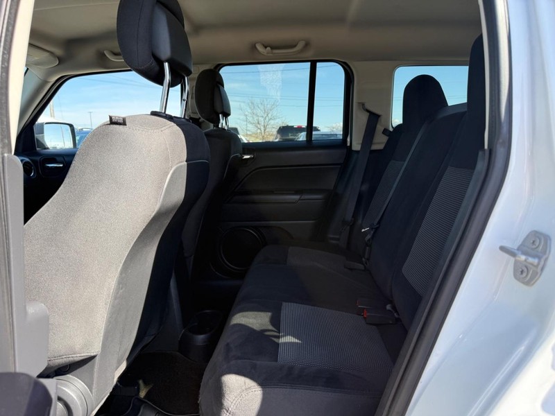 Jeep Patriot Vehicle Full-screen Gallery Image 10