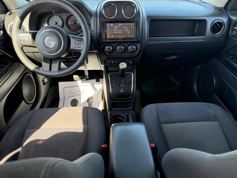 Jeep Patriot Vehicle Full-screen Gallery Image 11