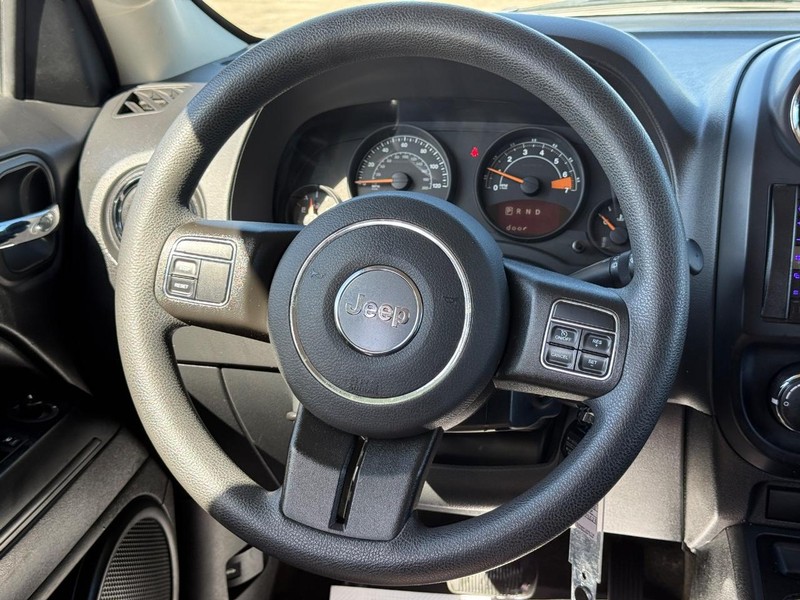 Jeep Patriot Vehicle Full-screen Gallery Image 12