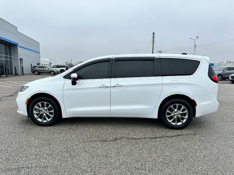 Chrysler Pacifica Vehicle Full-screen Gallery Image 2