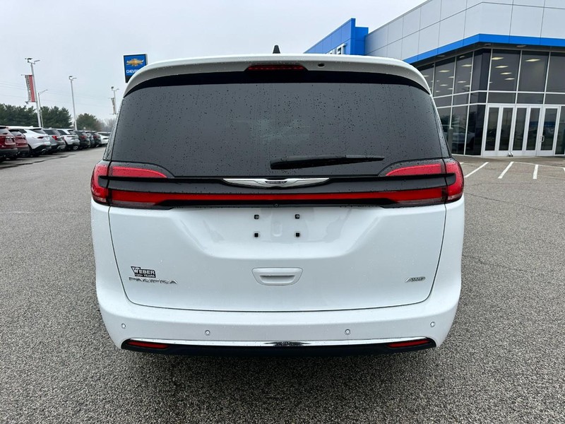 Chrysler Pacifica Vehicle Full-screen Gallery Image 4