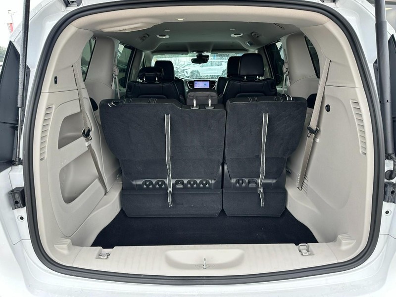 Chrysler Pacifica Vehicle Full-screen Gallery Image 5