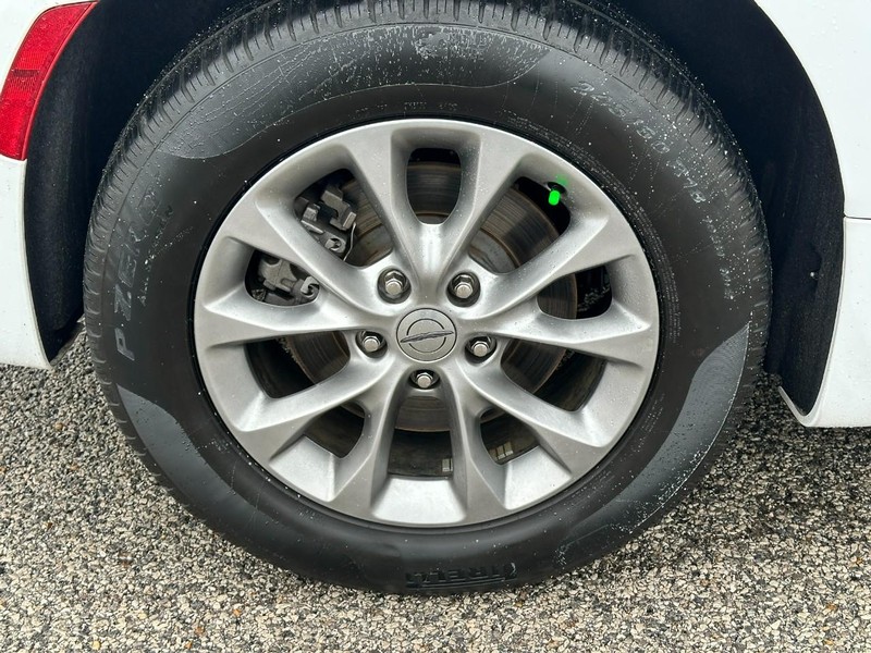 Chrysler Pacifica Vehicle Full-screen Gallery Image 6