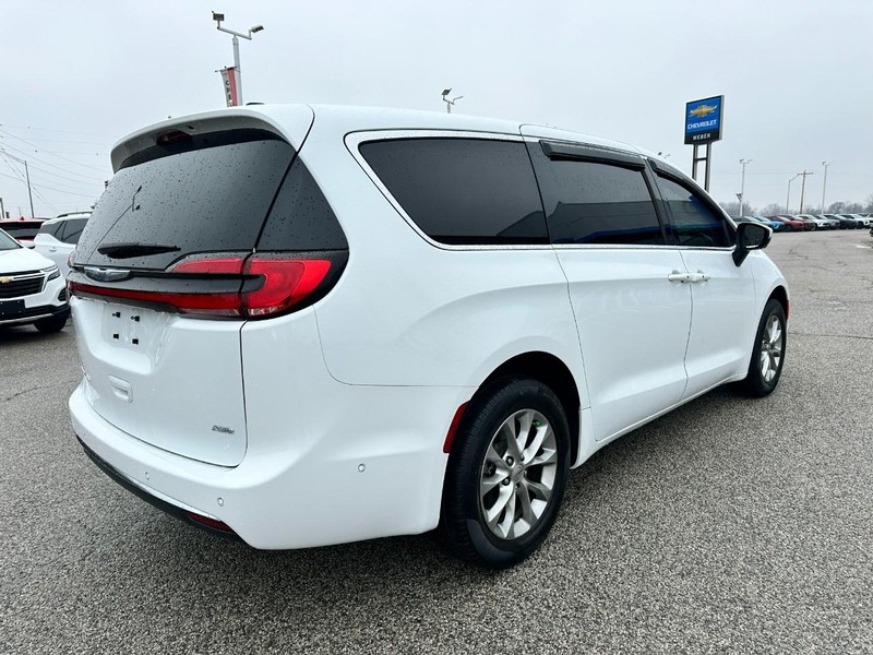 Chrysler Pacifica Vehicle Full-screen Gallery Image 7