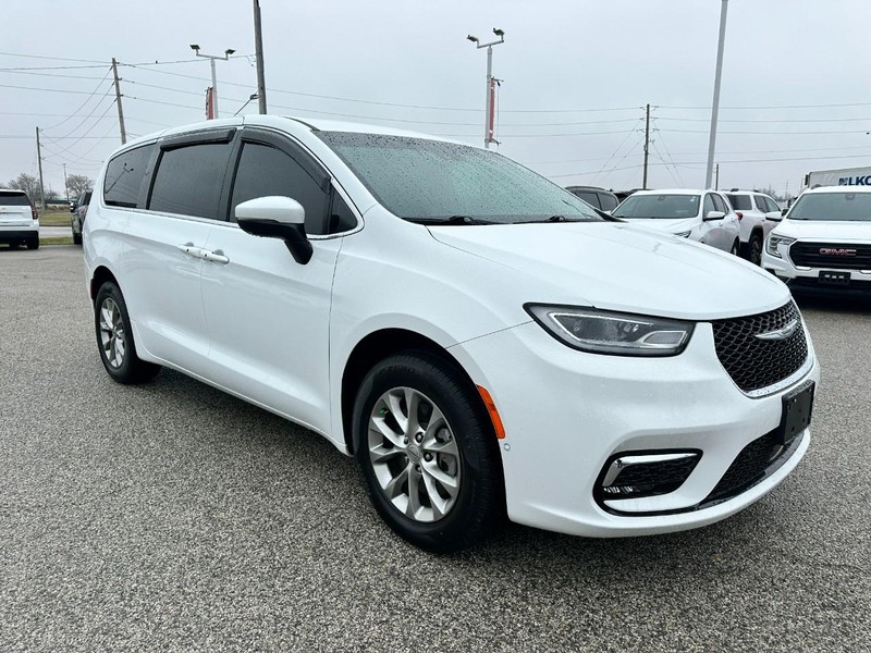 Chrysler Pacifica Vehicle Full-screen Gallery Image 8