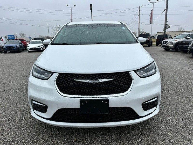 Chrysler Pacifica Vehicle Full-screen Gallery Image 9