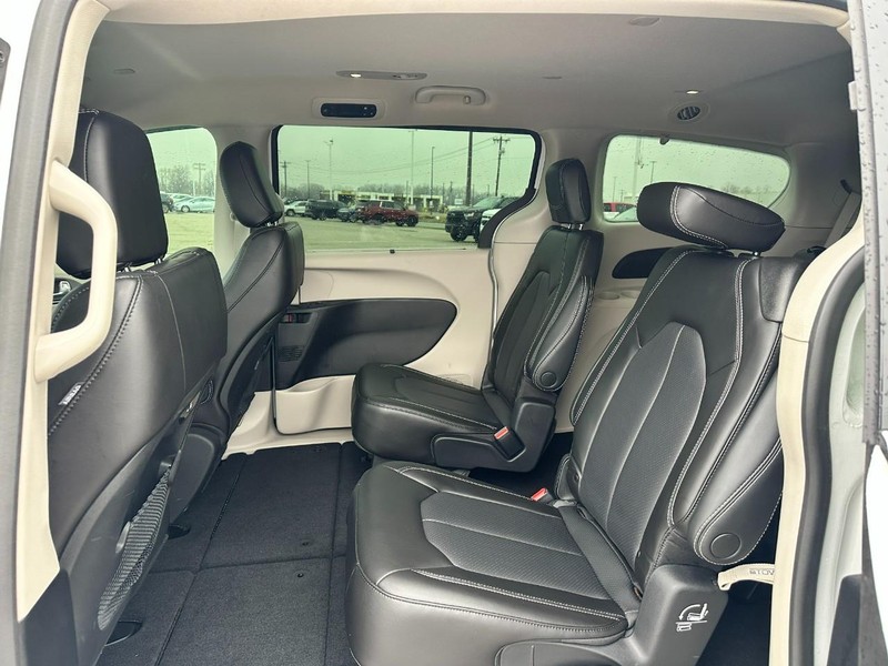 Chrysler Pacifica Vehicle Full-screen Gallery Image 10