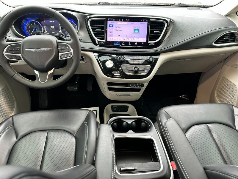 Chrysler Pacifica Vehicle Full-screen Gallery Image 12