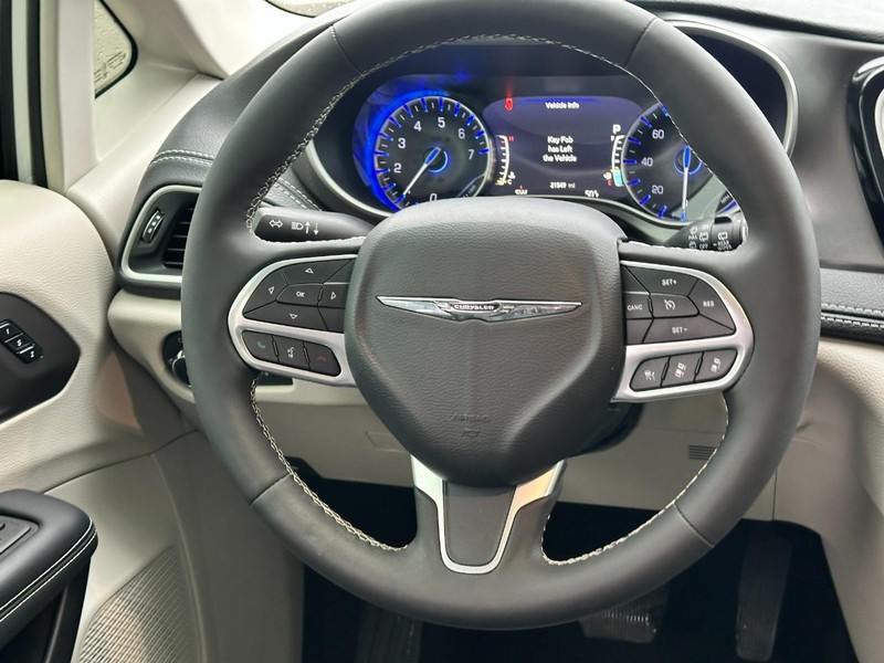 Chrysler Pacifica Vehicle Full-screen Gallery Image 13