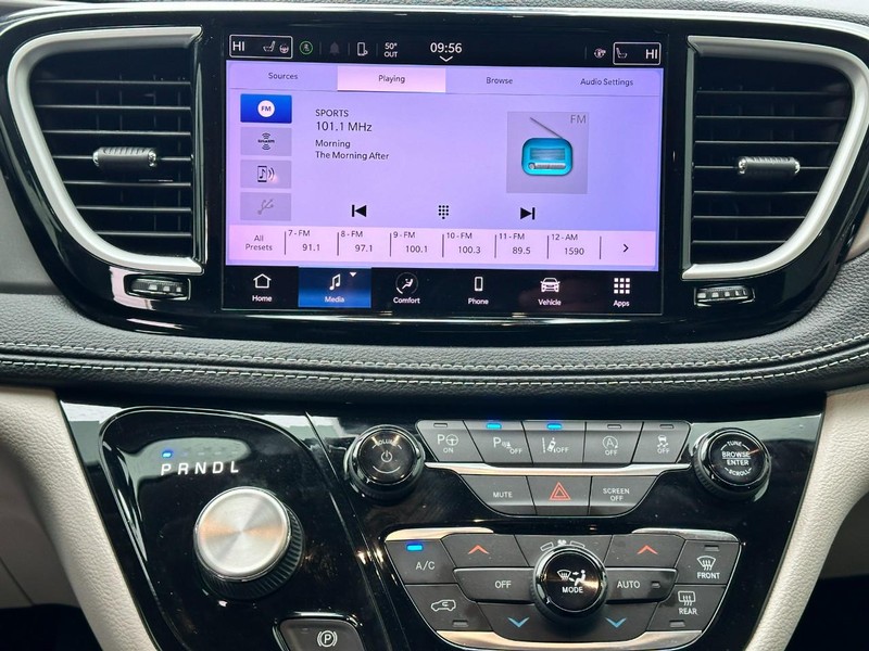 Chrysler Pacifica Vehicle Full-screen Gallery Image 14