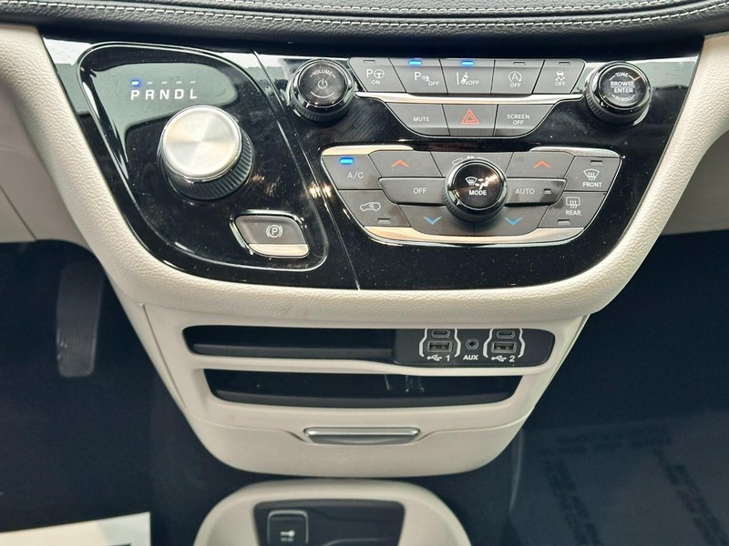 Chrysler Pacifica Vehicle Full-screen Gallery Image 15