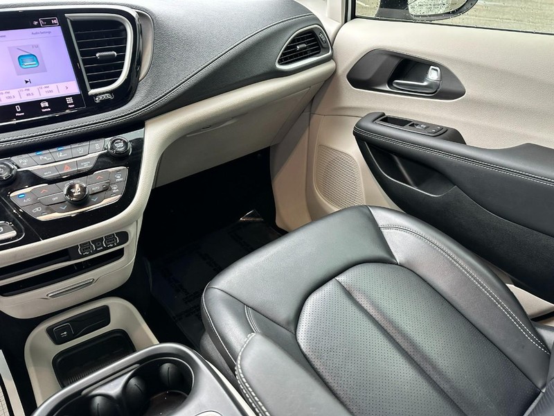 Chrysler Pacifica Vehicle Full-screen Gallery Image 16