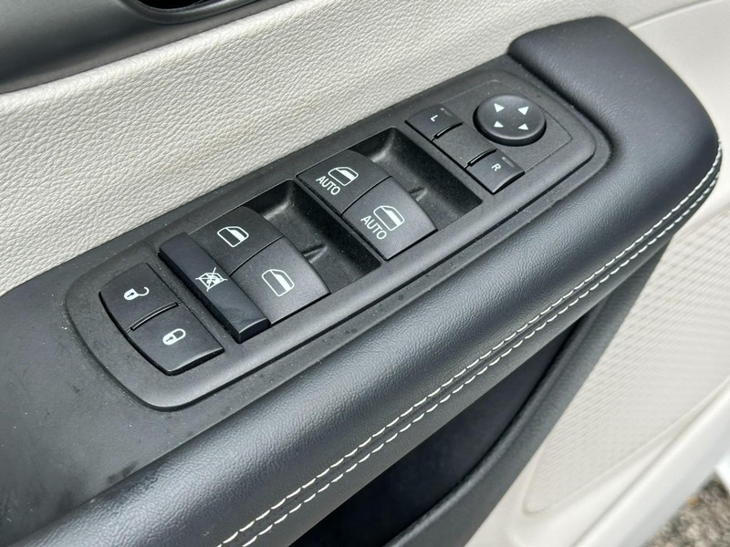 Chrysler Pacifica Vehicle Full-screen Gallery Image 17