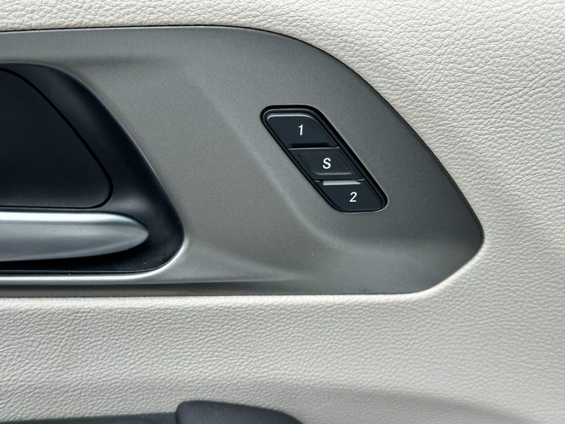 Chrysler Pacifica Vehicle Full-screen Gallery Image 18