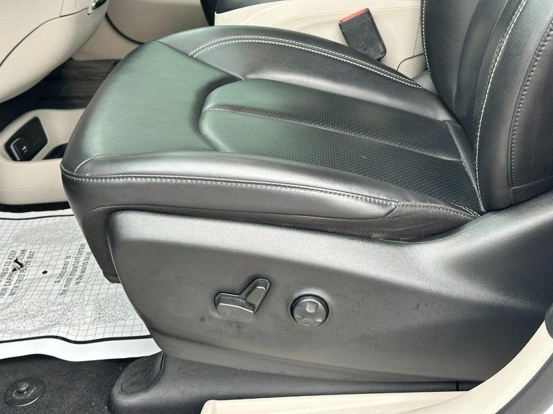 Chrysler Pacifica Vehicle Full-screen Gallery Image 19