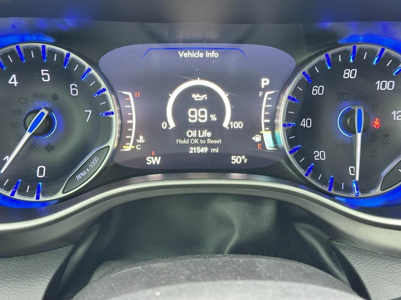 Chrysler Pacifica Vehicle Full-screen Gallery Image 22