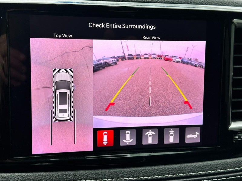 Chrysler Pacifica Vehicle Full-screen Gallery Image 23