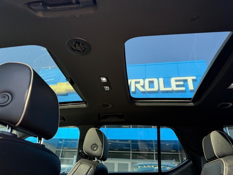 Chevrolet Traverse Vehicle Full-screen Gallery Image 12