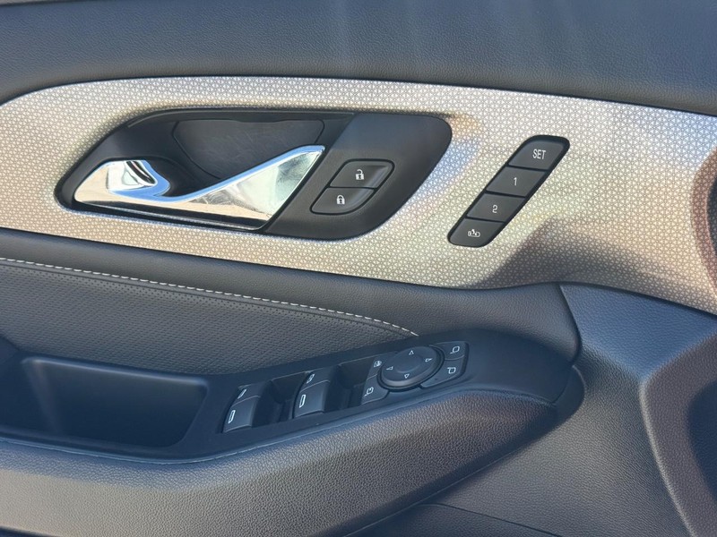 Chevrolet Traverse Vehicle Full-screen Gallery Image 25